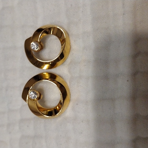 Vintage, 1990 Gold tone swirl ribbon circle and clear rhinestone pierced earring - Picture 2 of 3
